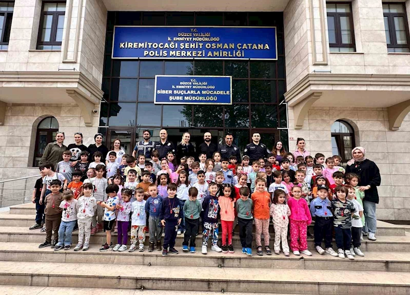 Minik öğrenciler polis karakolunu ziyaret etti
