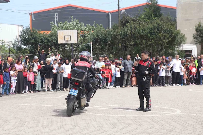 Polisler 23 Nisan’ı çocuklarla kutladı
