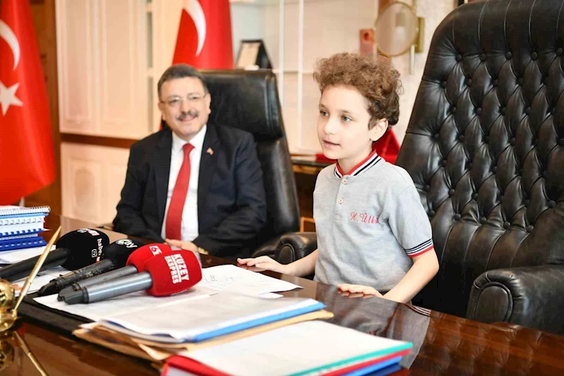 Başkan Genç, makam koltuğunu çocuklara devretti
