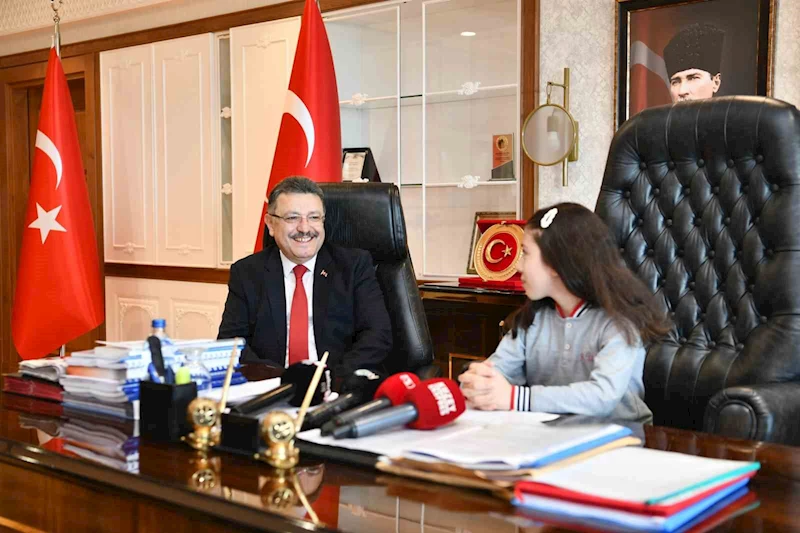 Başkan Genç, makam koltuğunu çocuklara devretti
