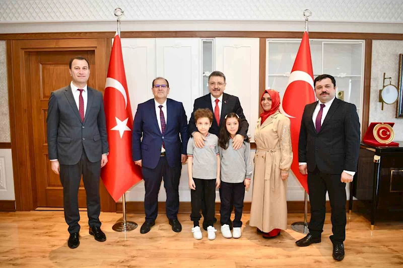 Başkan Genç, makam koltuğunu çocuklara devretti
