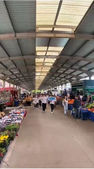 Çocuklar pazaryeri esnafına gösteri sergiledi
