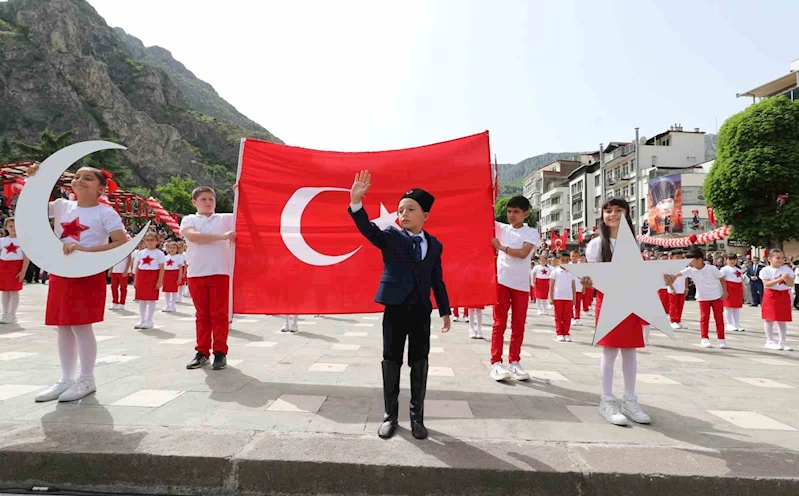 Amasyalı çocuklar 23 Nisan töreninde pankart açtı: ‘Savaşlar olmasın, çocuklar ölmesin’
