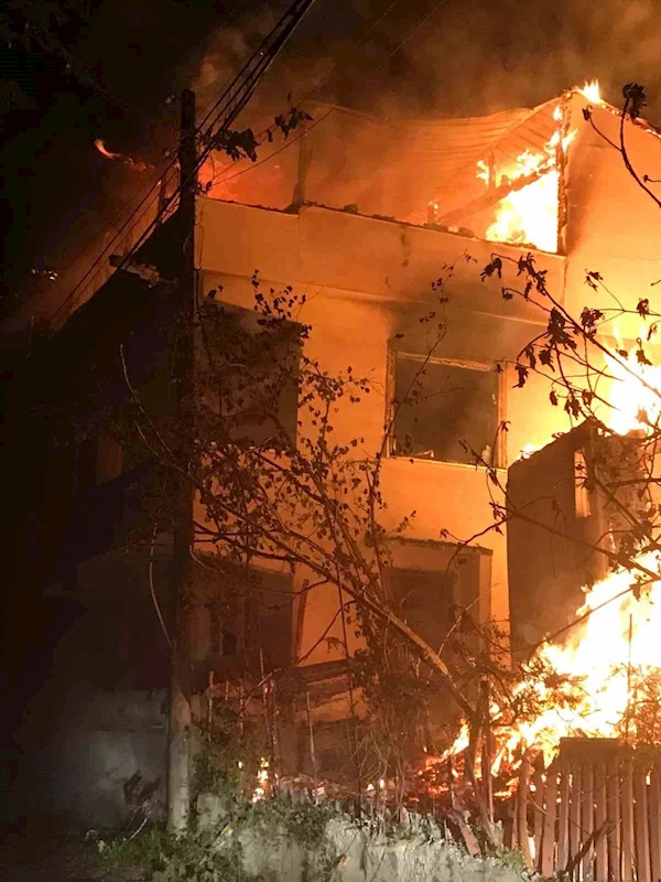 Kastamonu’da çıkan yangında 2 ev kullanılamaz hale geldi
