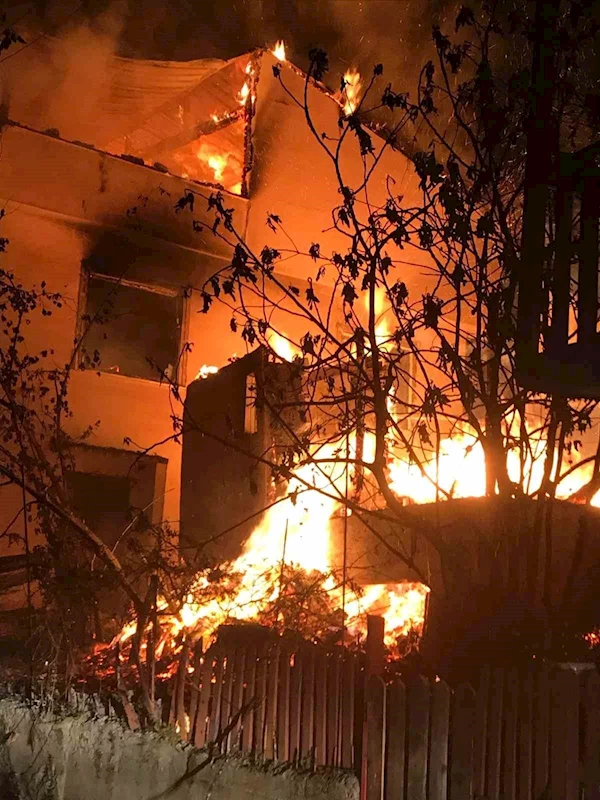 Kastamonu’da çıkan yangında 2 ev kullanılamaz hale geldi
