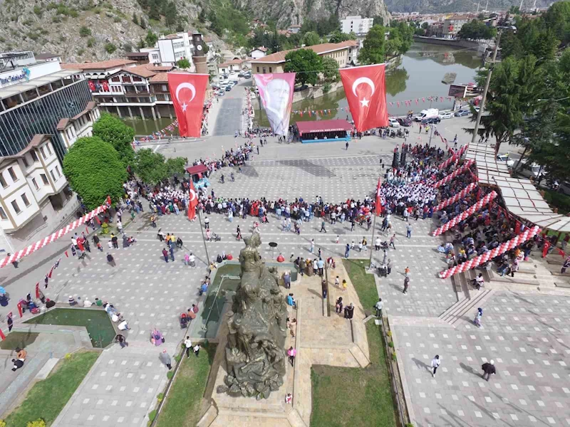 Amasyalı çocuklar 23 Nisan töreninde pankart açtı: ‘Savaşlar olmasın, çocuklar ölmesin’
