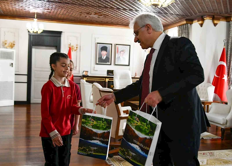 Vali’nin koltuğuna oturdu, talimatlarını verdi

