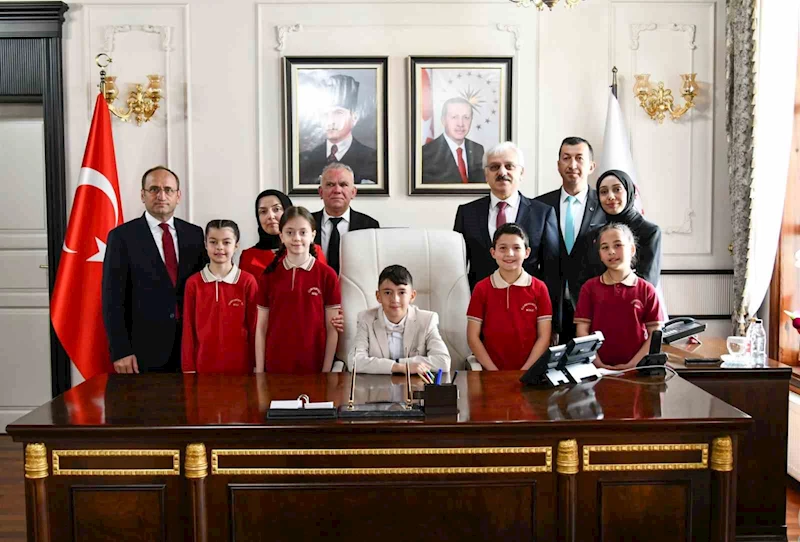 Vali’nin koltuğuna oturdu, talimatlarını verdi
