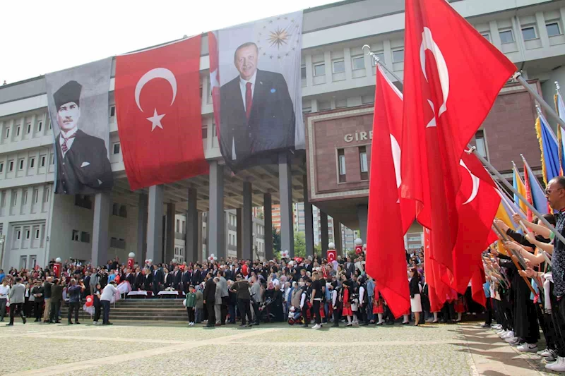 Giresun Valisi Serdengeçti: “Dünyada 10 binlerce çocuk 23 Nisan’ı göremedi”
