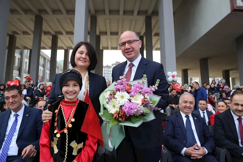 Giresun Valisi Serdengeçti: “Dünyada 10 binlerce çocuk 23 Nisan’ı göremedi”

