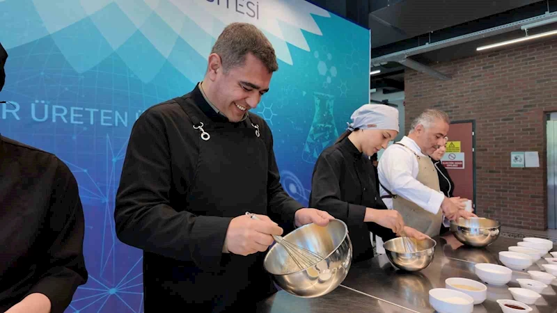 Vali Aslan mutfağa girdi çocuklar için kek yaptı
