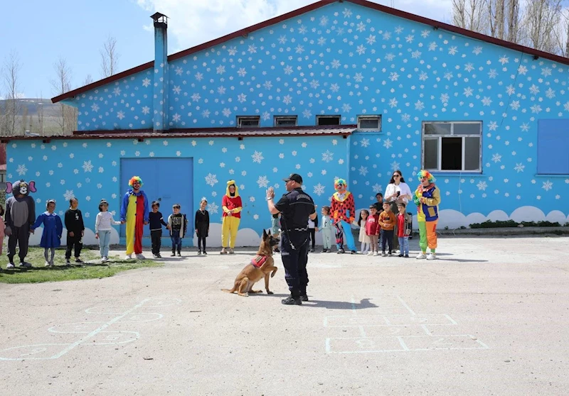 Jandarmadan köy okulu çocuklarına yürek ısıtan 23 Nisan sürprizi
