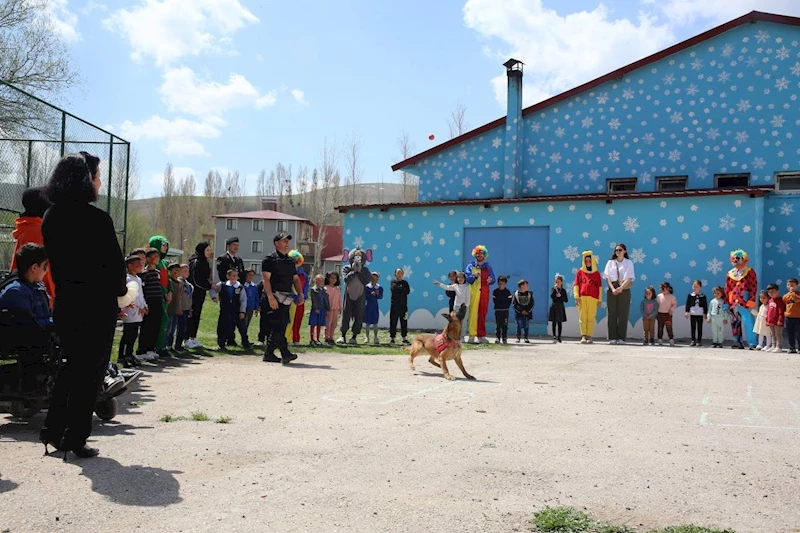 Jandarmadan köy okulu çocuklarına yürek ısıtan 23 Nisan sürprizi
