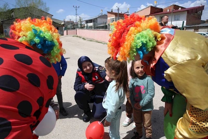 Jandarmadan köy okulu çocuklarına yürek ısıtan 23 Nisan sürprizi
