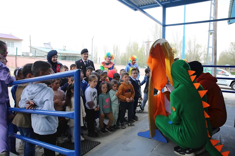 Jandarmadan köy okulu çocuklarına yürek ısıtan 23 Nisan sürprizi
