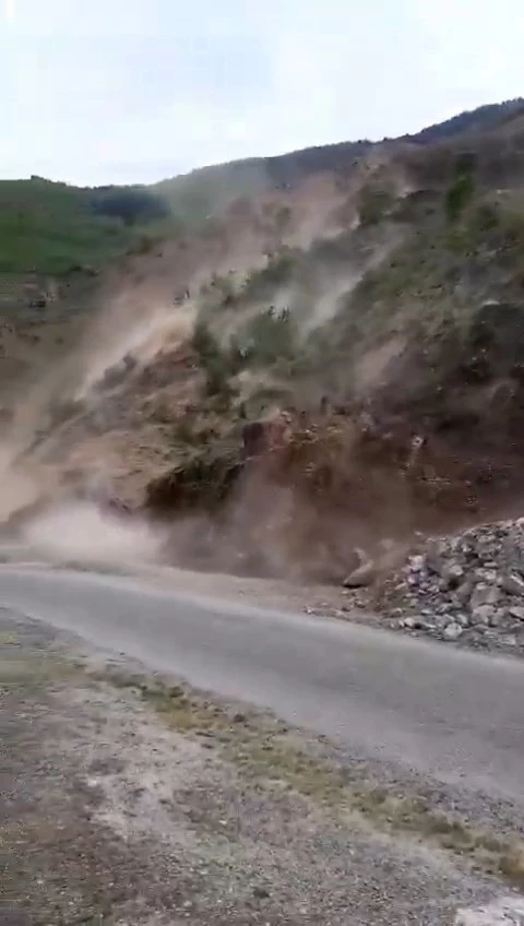 Gümüşhane’de meydana gelen heyelan saniye saniye görüntülendi
