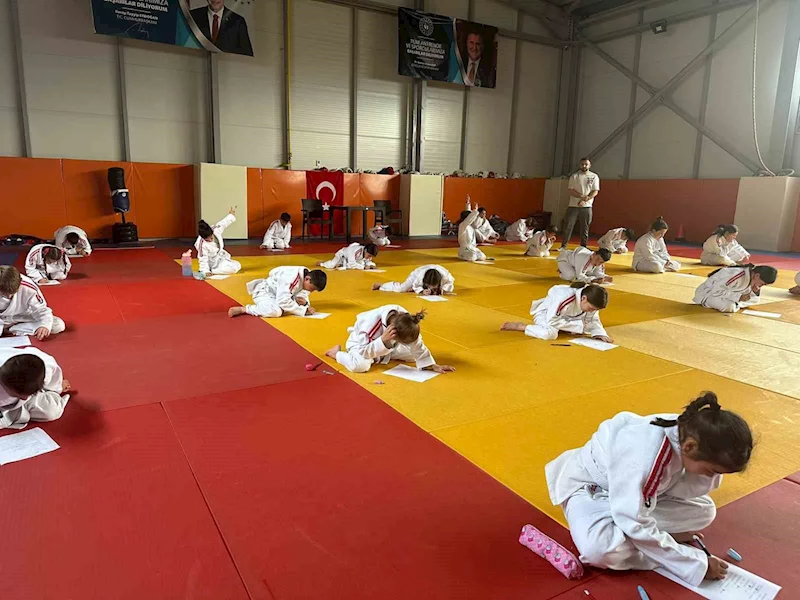 250 sporcu kuşak sınavında ter döktü
