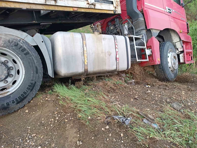 Kontrolden çıkan tır, şarampole yuvarlanmaktan son anda kurtuldu
