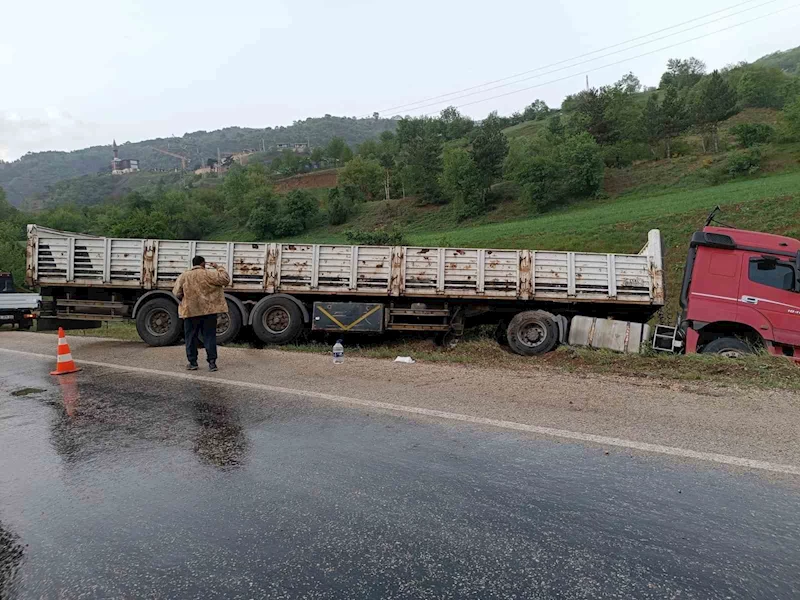 Kontrolden çıkan tır, şarampole yuvarlanmaktan son anda kurtuldu
