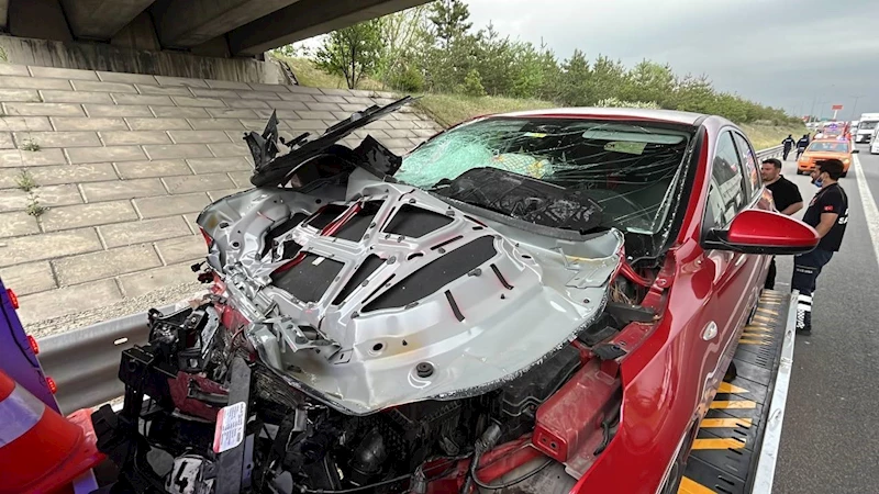 TEM’de otomobil tıra arkadan çarptı: 4 yaralı
