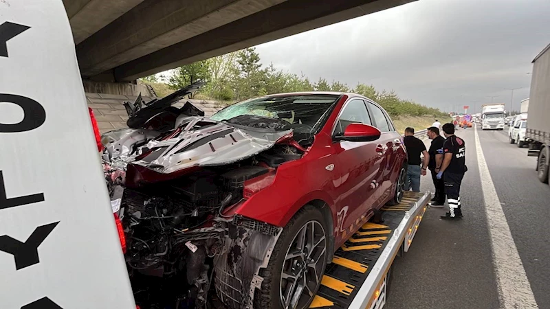 TEM’de otomobil tıra arkadan çarptı: 4 yaralı
