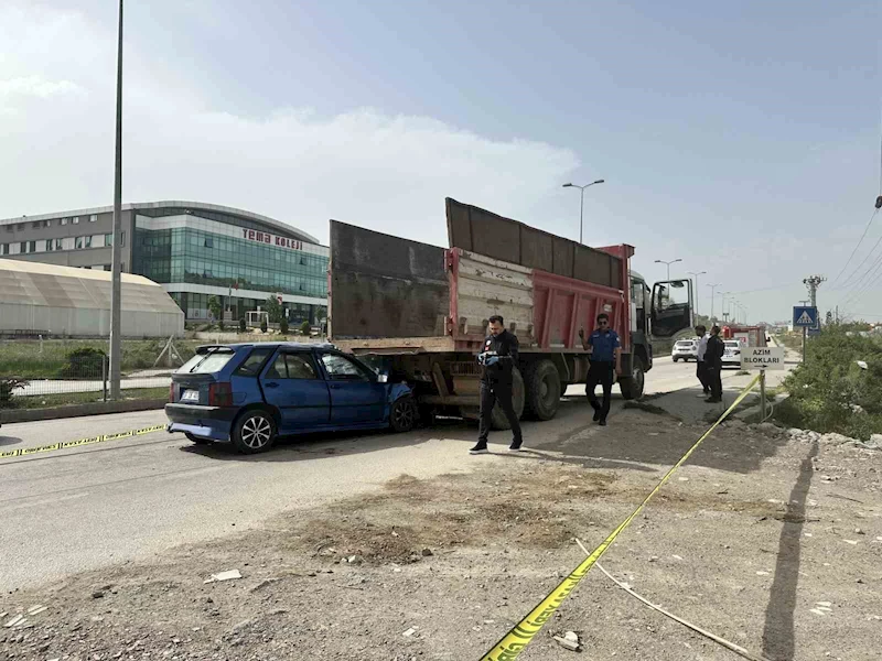 Kastamonu’da otomobil kamyonun altına girdi: 1 ölü, 2 yaralı
