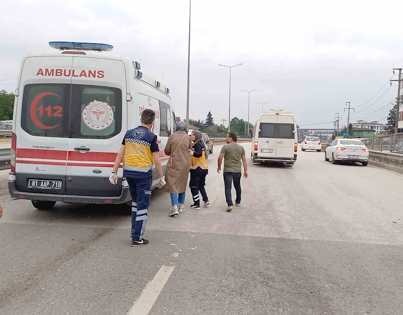 Arkasından çarpıp kaçtığı otomobil, bariyerlere girdi: 2 yaralı
