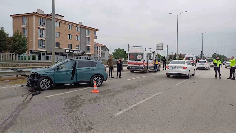 Arkasından çarpıp kaçtığı otomobil, bariyerlere girdi: 2 yaralı
