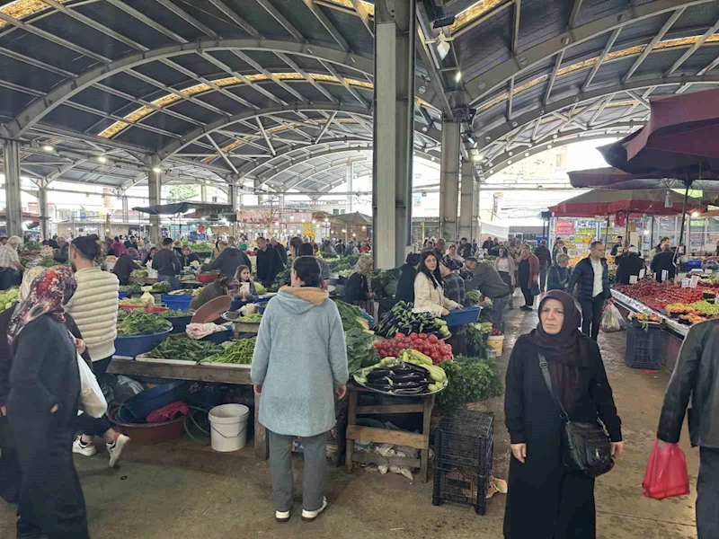 Halk pazarına yoğun ilgi
