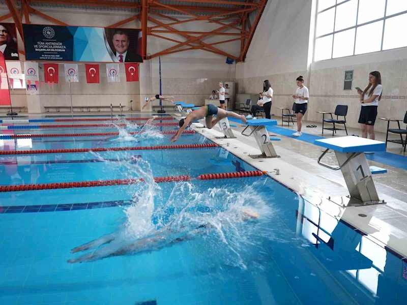 23 Nisan yüzme şenliği yapıldı
