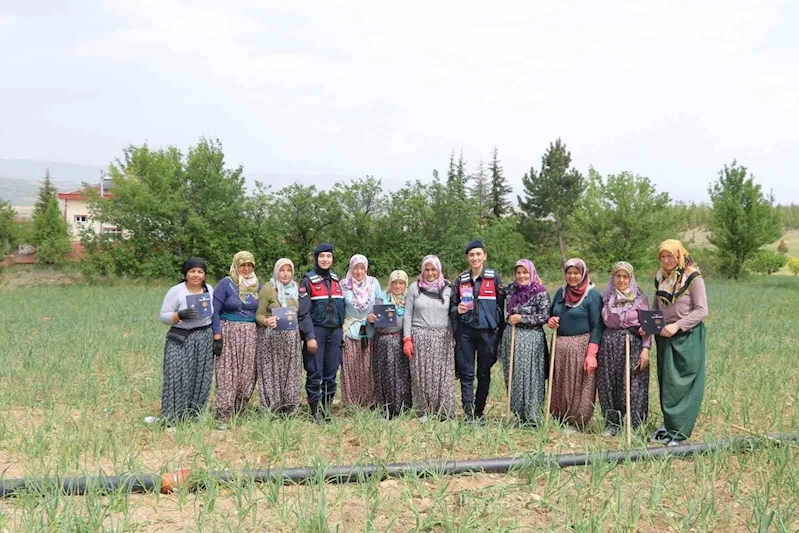 Sarımsak tarlasında kadınlara KADES’i anlattılar
