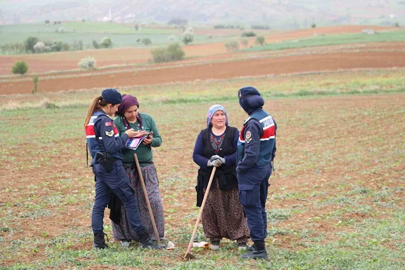 Sarımsak tarlasında kadınlara KADES’i anlattılar
