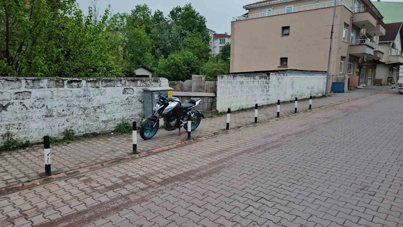 Motosikletin çarptığı köpek telef oldu, sürücü yaralandı
