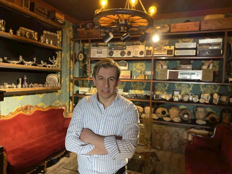 Antikalarla dolu iş yeri görenleri 100 yıl öncesine götürüyor
