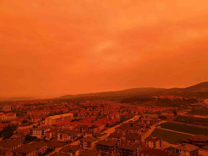 Afrika’dan gelen toz nedeniyle Bolu’da gökyüzü kırmızı, mor ve sarı renklerine büründü
