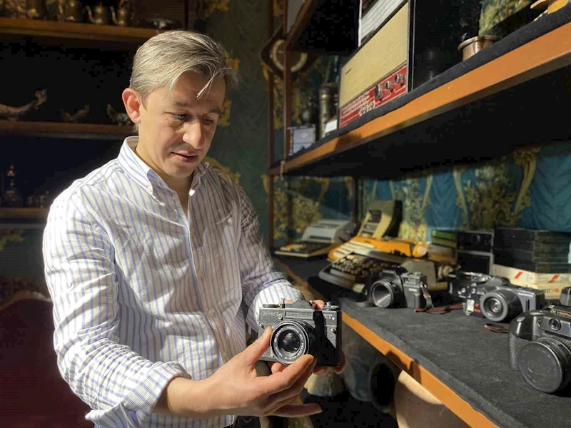 Antikalarla dolu iş yeri görenleri 100 yıl öncesine götürüyor
