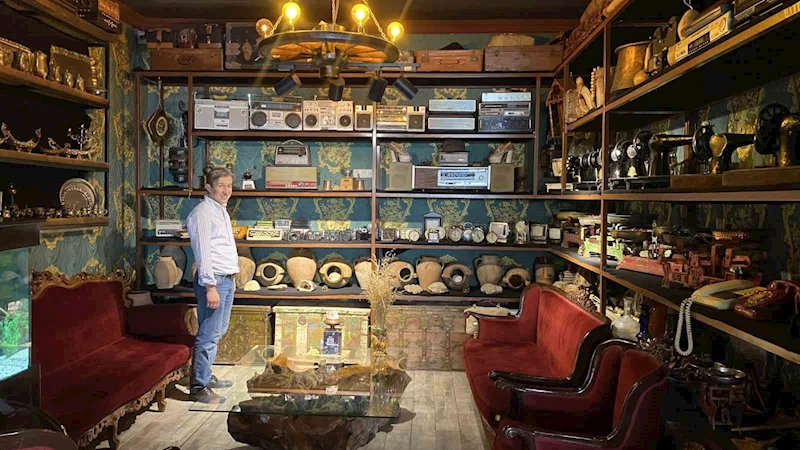 Antikalarla dolu iş yeri görenleri 100 yıl öncesine götürüyor
