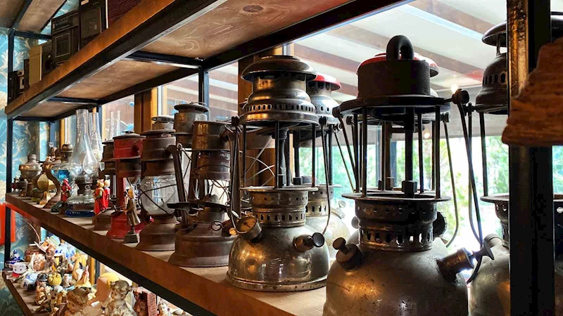 Antikalarla dolu iş yeri görenleri 100 yıl öncesine götürüyor
