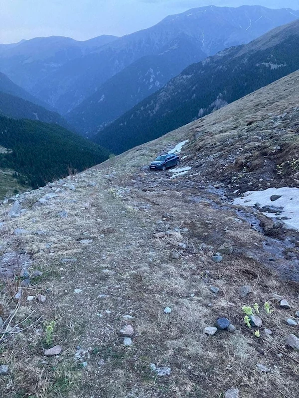 Multat Yaylası’nda aracıyla mahsur kalan Arap turist için seferber oldular
