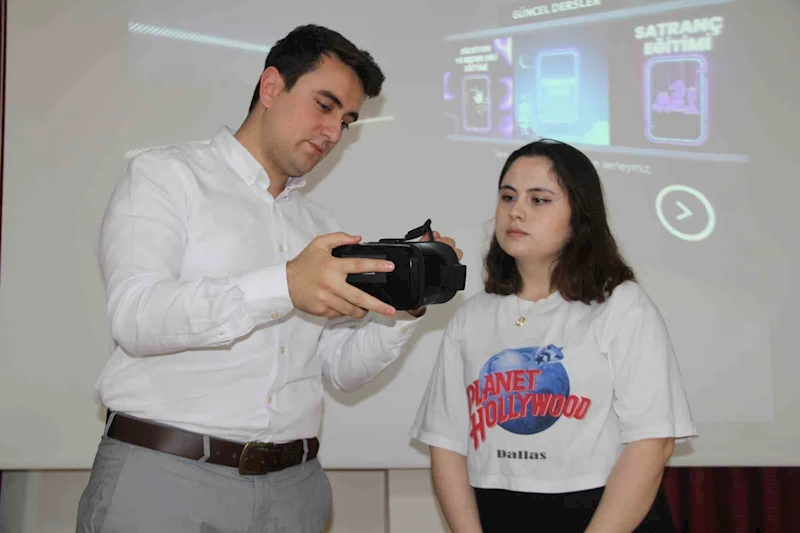 Teknoloji ile buluşan kütüphanede okurlar tarihe yolculuk yapıyor
