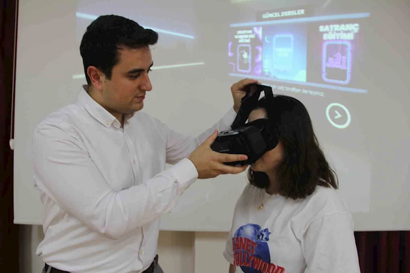 Teknoloji ile buluşan kütüphanede okurlar tarihe yolculuk yapıyor
