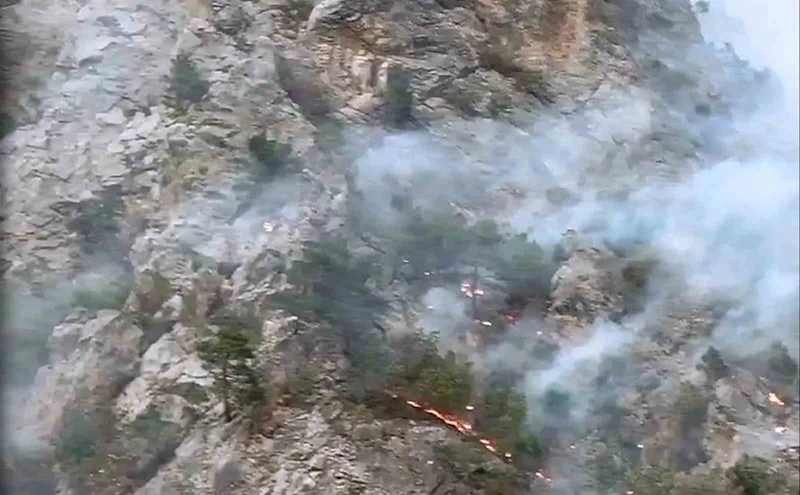 Şahinkaya Kanyonu’nda orman yangını: 1 helikopter ve 2 uçak havadan müdahale etti
