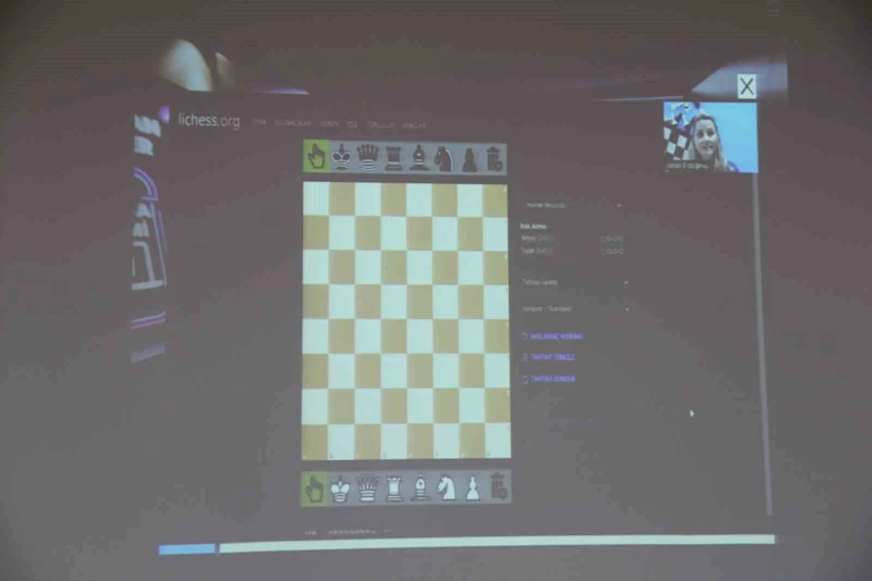 Teknoloji ile buluşan kütüphanede okurlar tarihe yolculuk yapıyor
