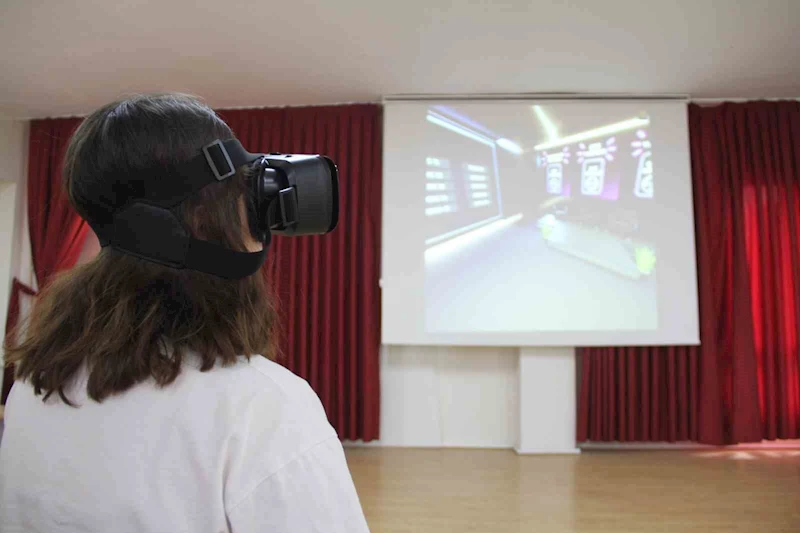 Teknoloji ile buluşan kütüphanede okurlar tarihe yolculuk yapıyor
