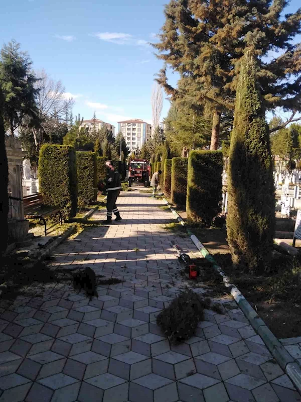 Çorum’da mezarlıklar bayrama hazırlanıyor
