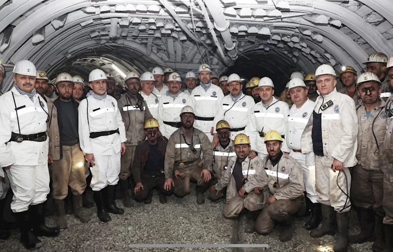 Bakan Bayraktar, maden işçileriyle iftar yaptı
