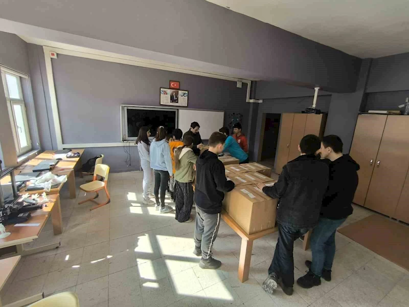 Öğrenciler topladıkları yardım malzemelerini ihtiyaç sahiplerine ulaştırdı
