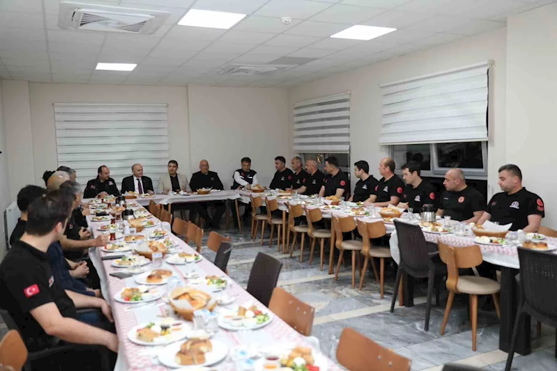 Sahuru ateş savaşçılarıyla birlikte yaptılar
