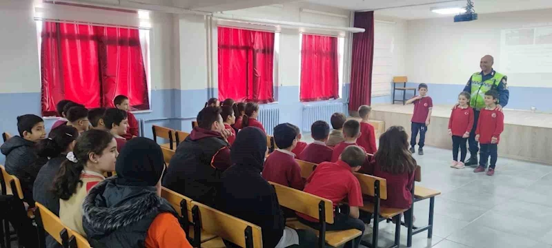 Çocuklar trafik kurallarını jandarmadan öğreniyor
