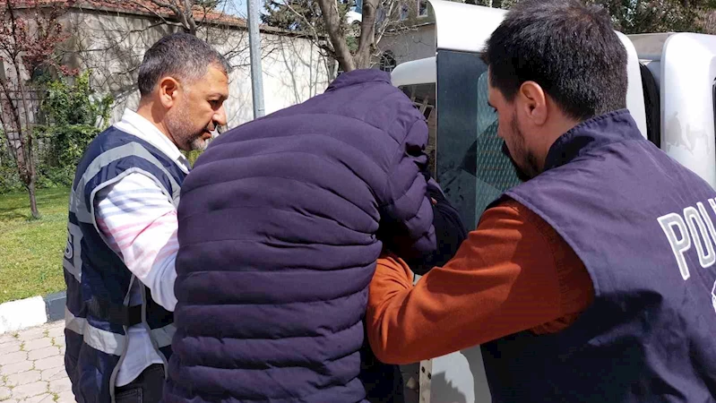 Zincir marketten bir ayda 194 şişe içki çalıp büfelere sattı
